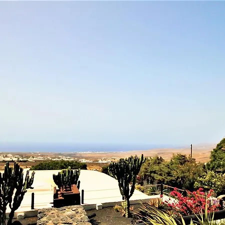 Tabobo House Tías